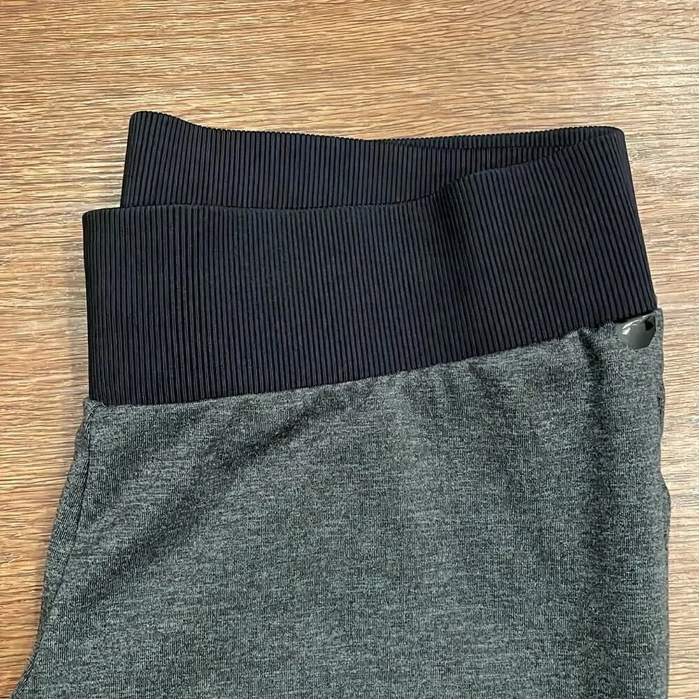 UNDER ARMOUR Gray and Black Mixed Material Athletic Leggings Size M